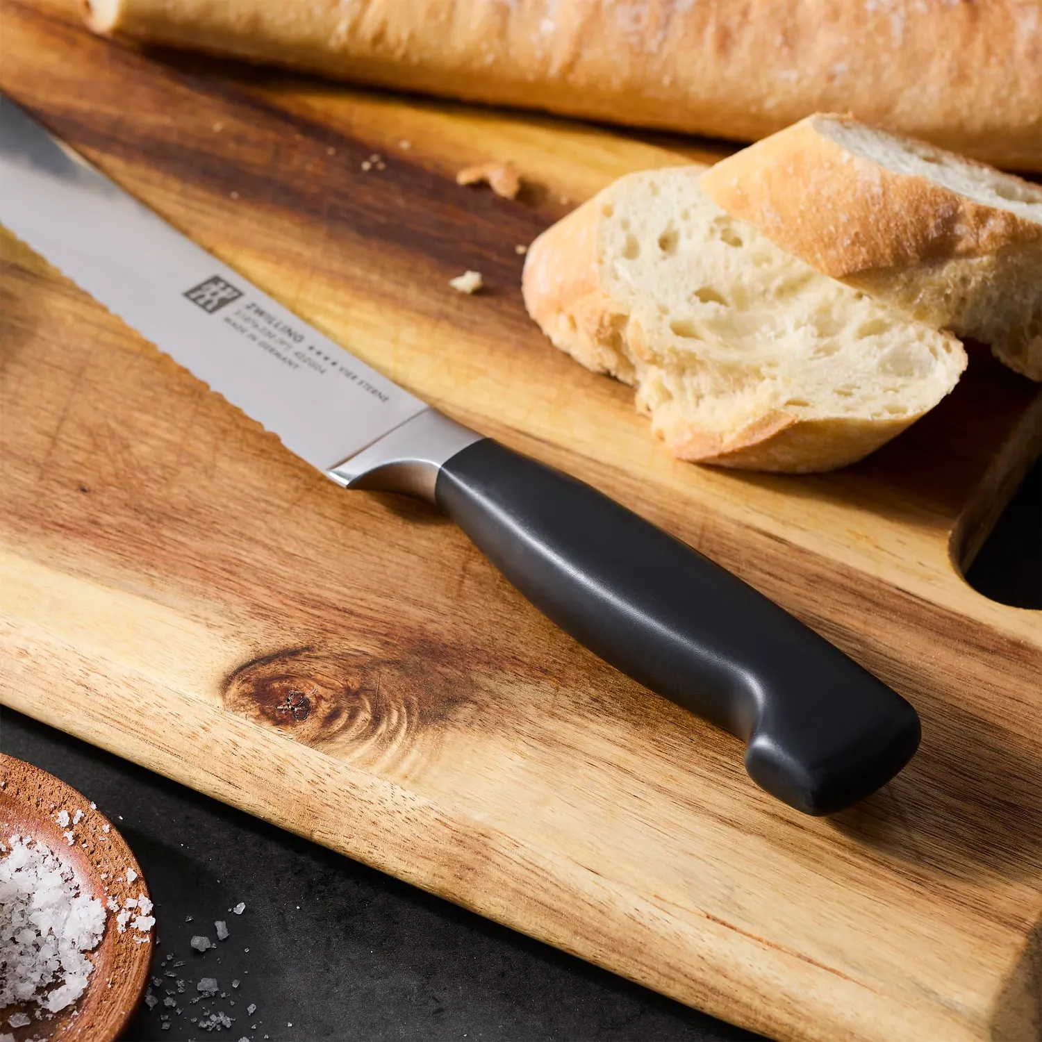Zwilling Four Star coltello pane 22,9 cm dentato