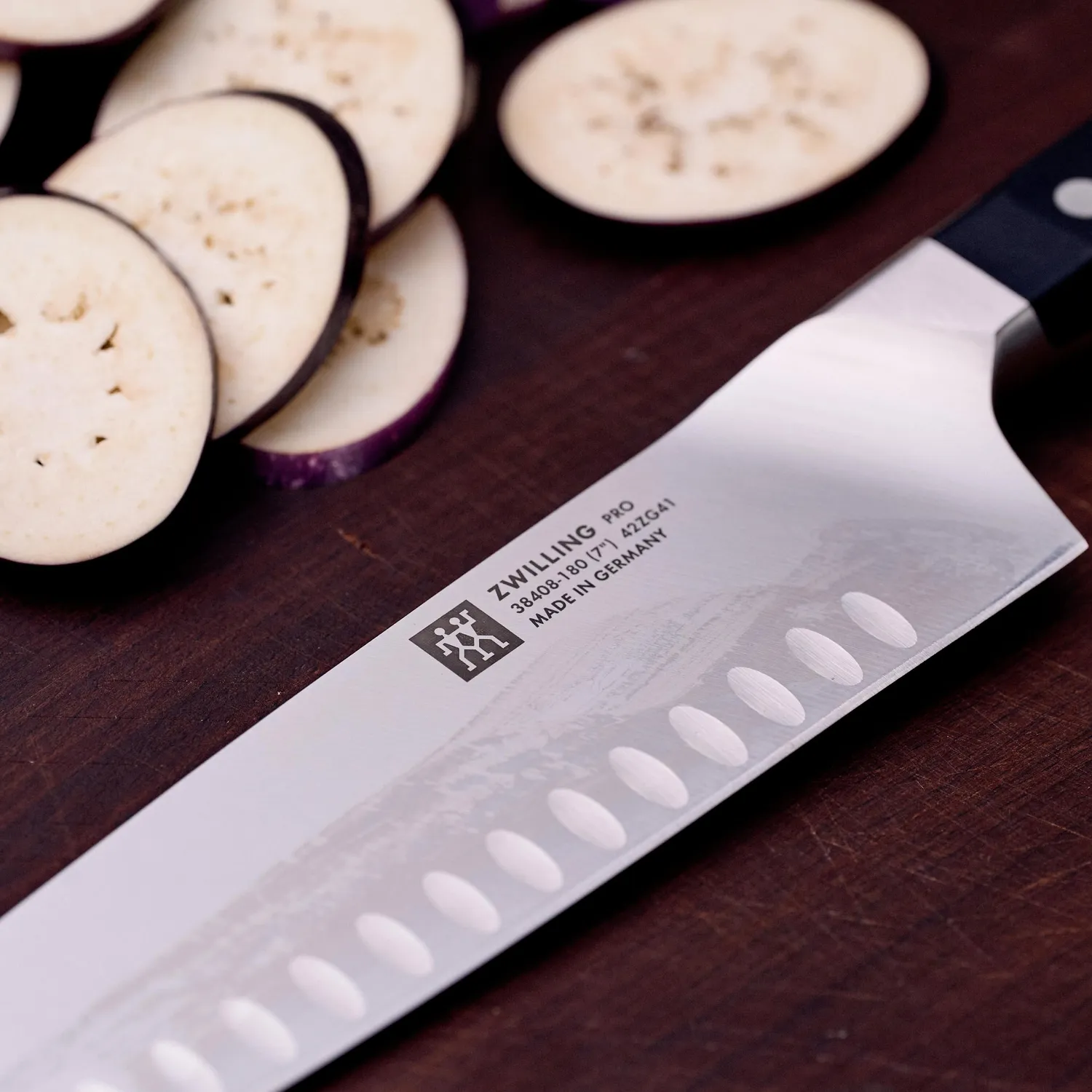 Zwilling Pro coltello santoku 18 cm alveolato inox