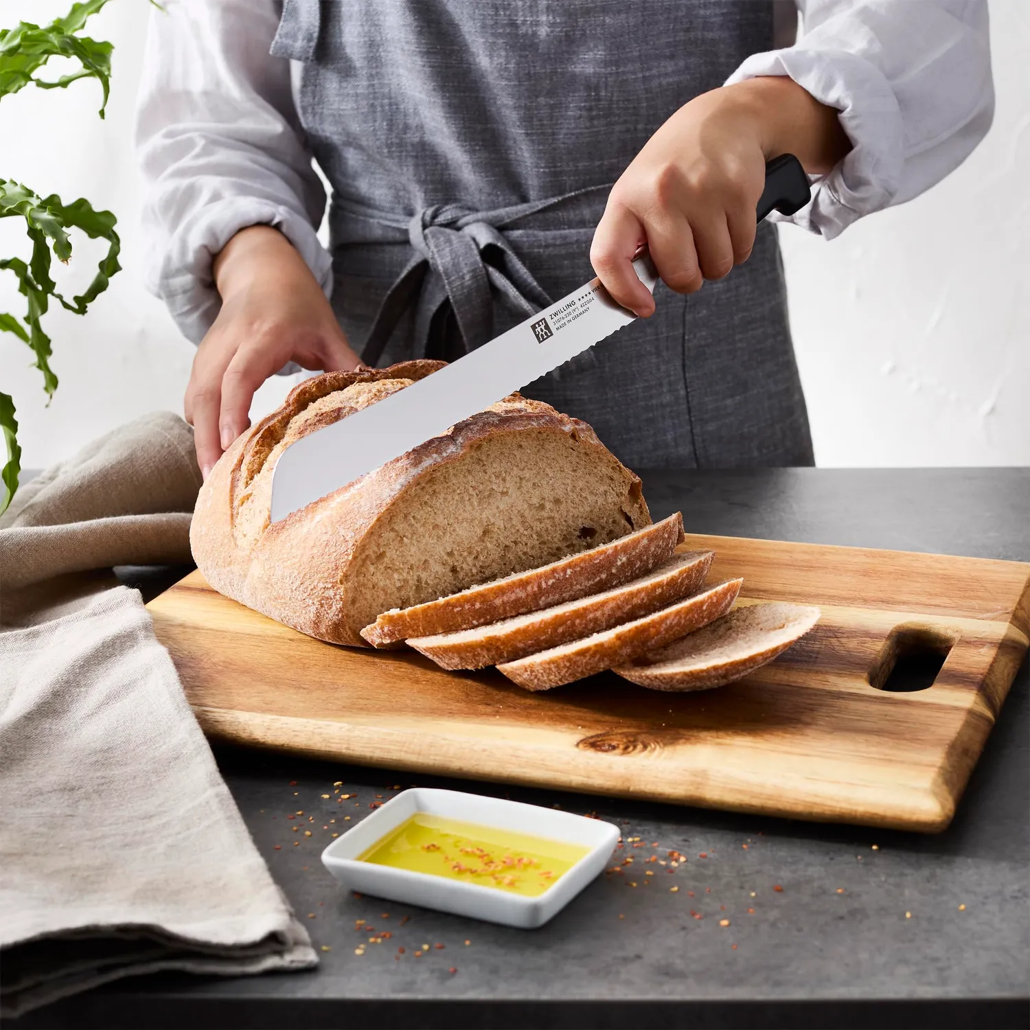 Zwilling Four Star coltello pane 22,9 cm dentato